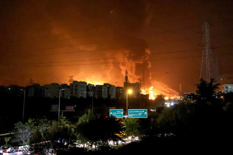 Israele martella i siti atomici iraniani. "Stoppata la bomba per almeno 3 anni"