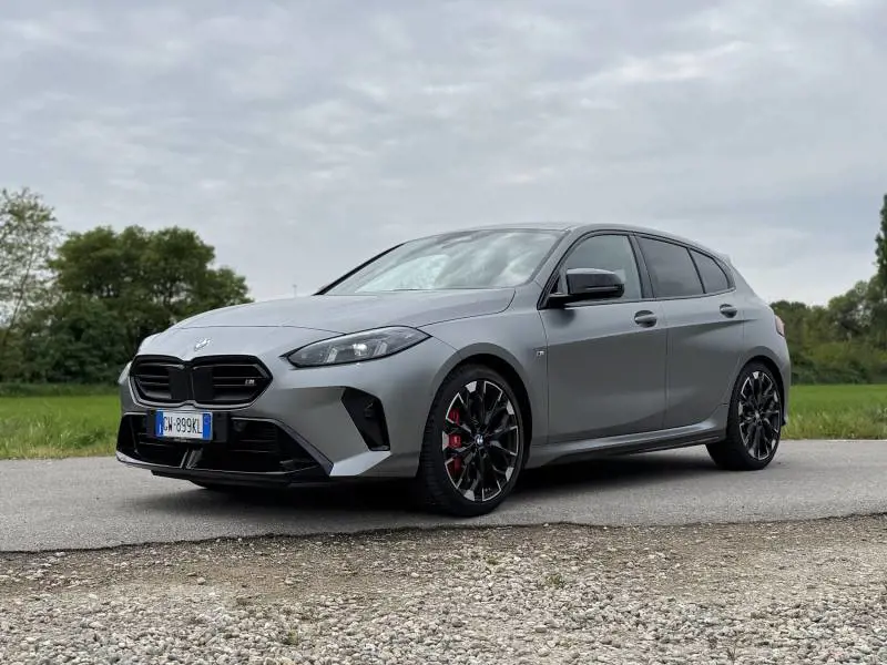 BMW M135 xDrive 2025: grintosa, precisa e (più) matura dell’antenata
