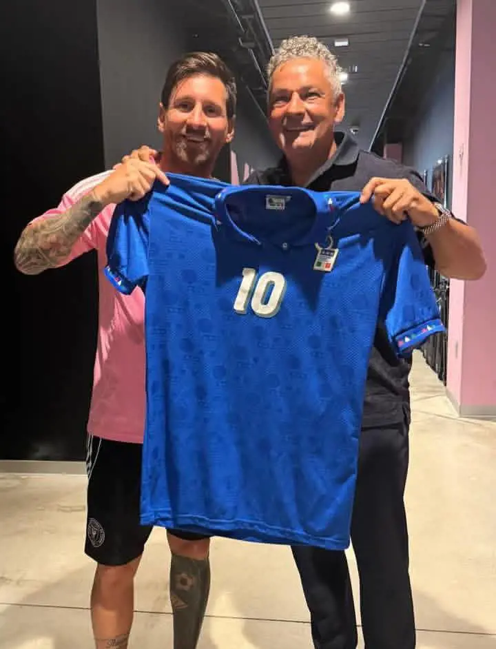"Sei una leggenda del calcio". La foto social di Messi e Baggio