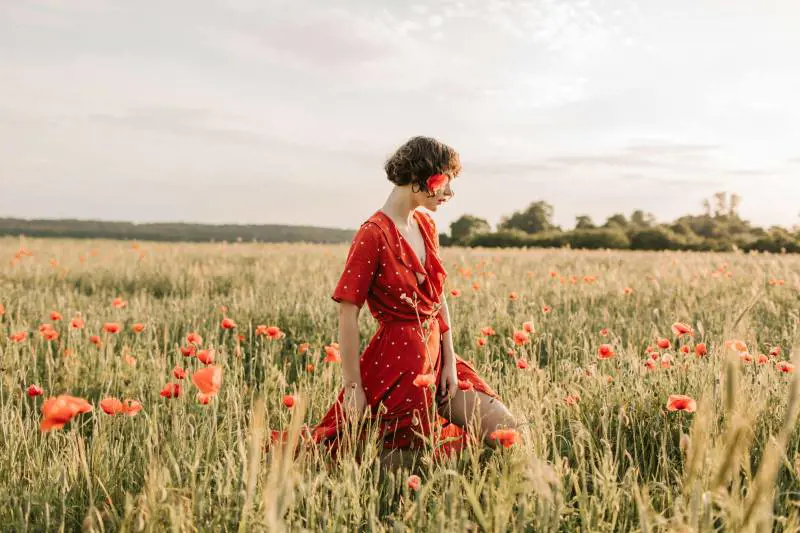 Moda, le fantasie dell'estate 2025 che ringiovaniscono: come indossare righe, pois o animalier