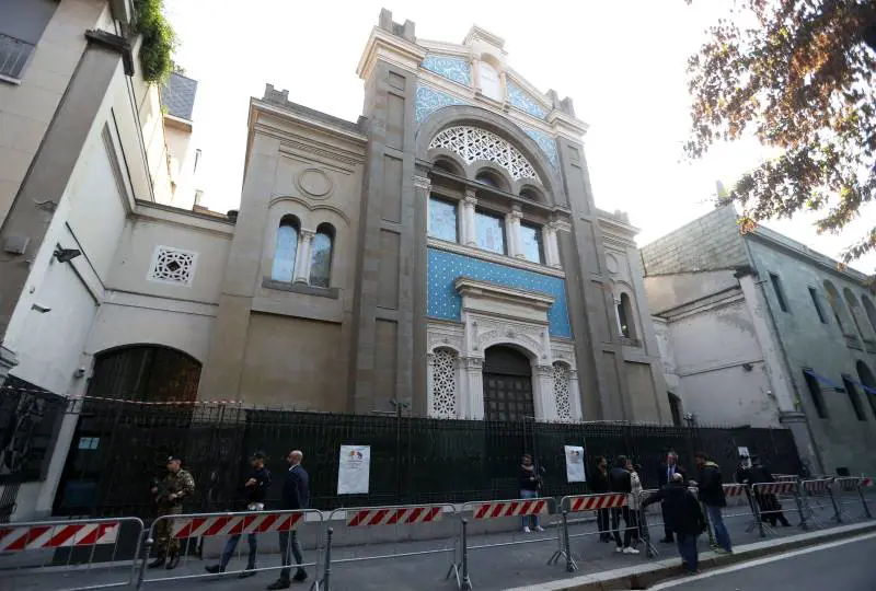 Milano, giovani con la kippah rapinati e insultati con frasi antisemite davanti alla sinagoga
