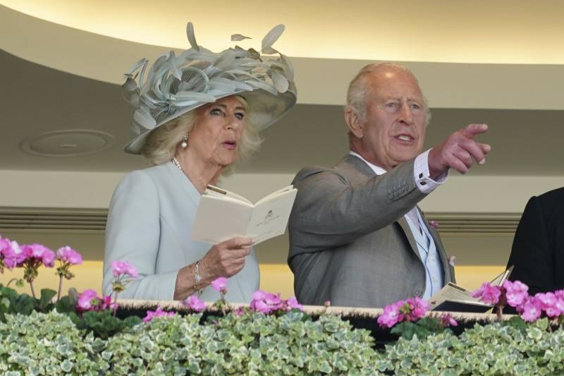 I cavalli, il dress code, le scarpe lucidate con lo champagne: i segreti dietro la "passione" della royal family