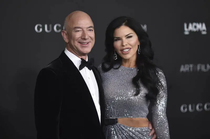 Jeff Bezos, le date e gli invitati al matrimonio: quando partono i festeggiamenti. Parata di vip attesa a Venezia