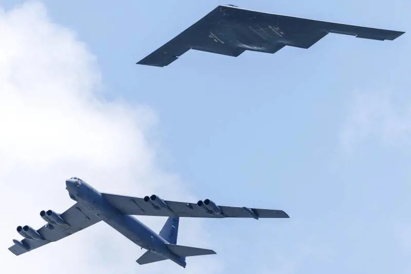 Tensione nei cieli asiatici, i B-52 Usa in volo: blitz dopo le manovre di Mosca e Pechino