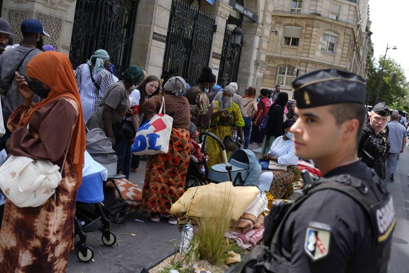 "Nuoce ai conti pubblici e all'occupazione". Il rapporto choc sull'immigrazione