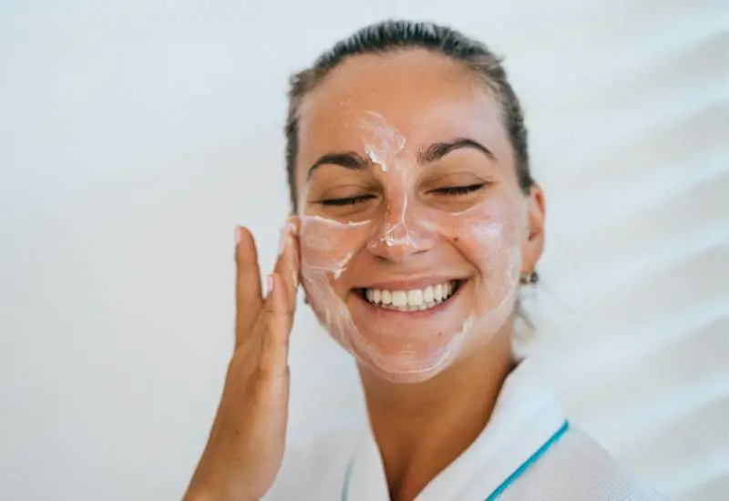 Come idratare la pelle d'estate: le creme da evitare e quelle che invece la rendono fresca 