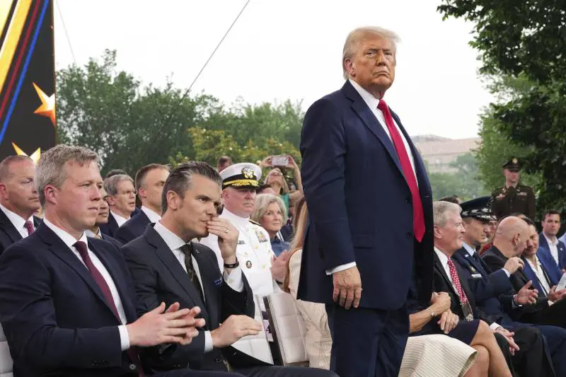 "Il programma nucleare di Teheran non è stato distrutto": il rapporto degli 007 fa infuriare Donald Trump