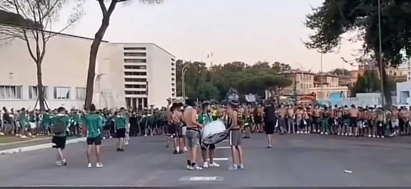 Ultrà marocchini occupano uno stadio: il raduno abusivo dei tifosi del Raja Casablanca
