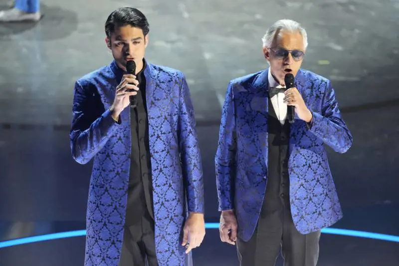 Matteo Bocelli a sinistra, insieme al padre Andrea (destra)