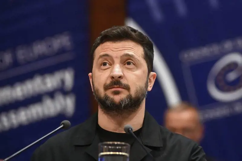 L'Ue: "Pieno sostegno all'ingresso di Kiev". Ma l'Ungheria si sfila: "Noi contrari al 95%"