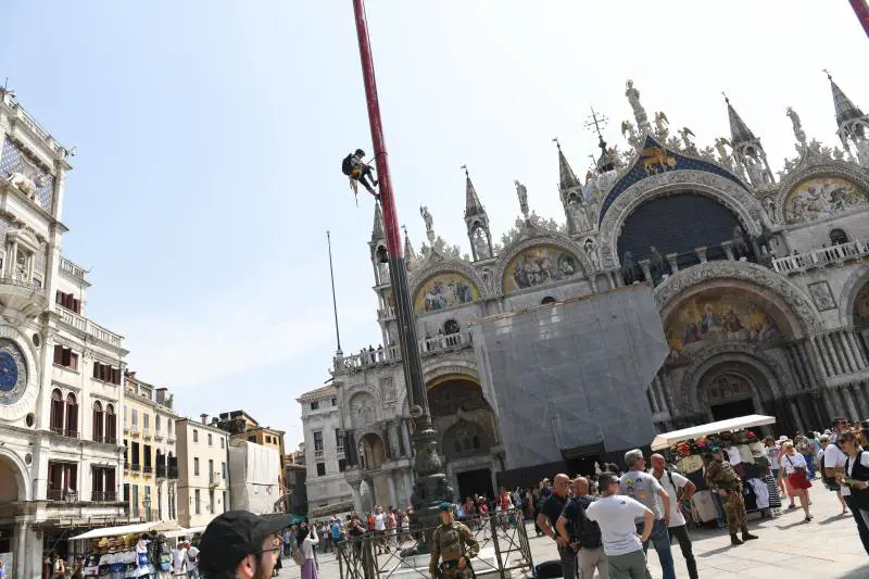 Protesta-show degli attivisti "anti". E il Pd monta la polemica (inutile)