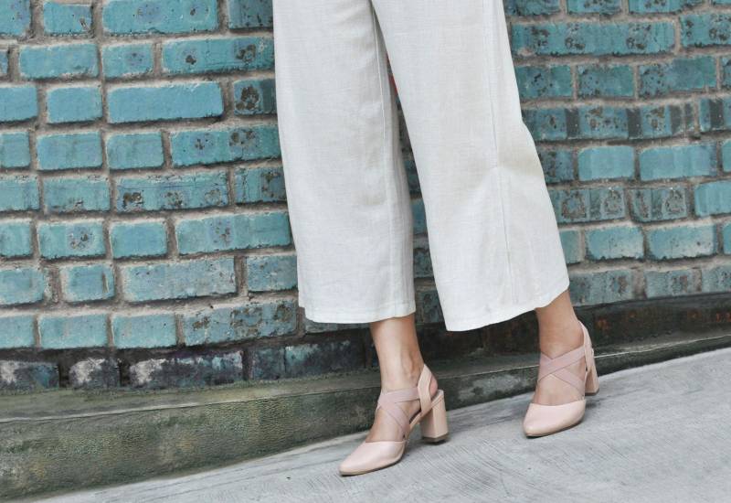 Pantaloni di lino, quali modelli avere a 50 anni e come indossarli