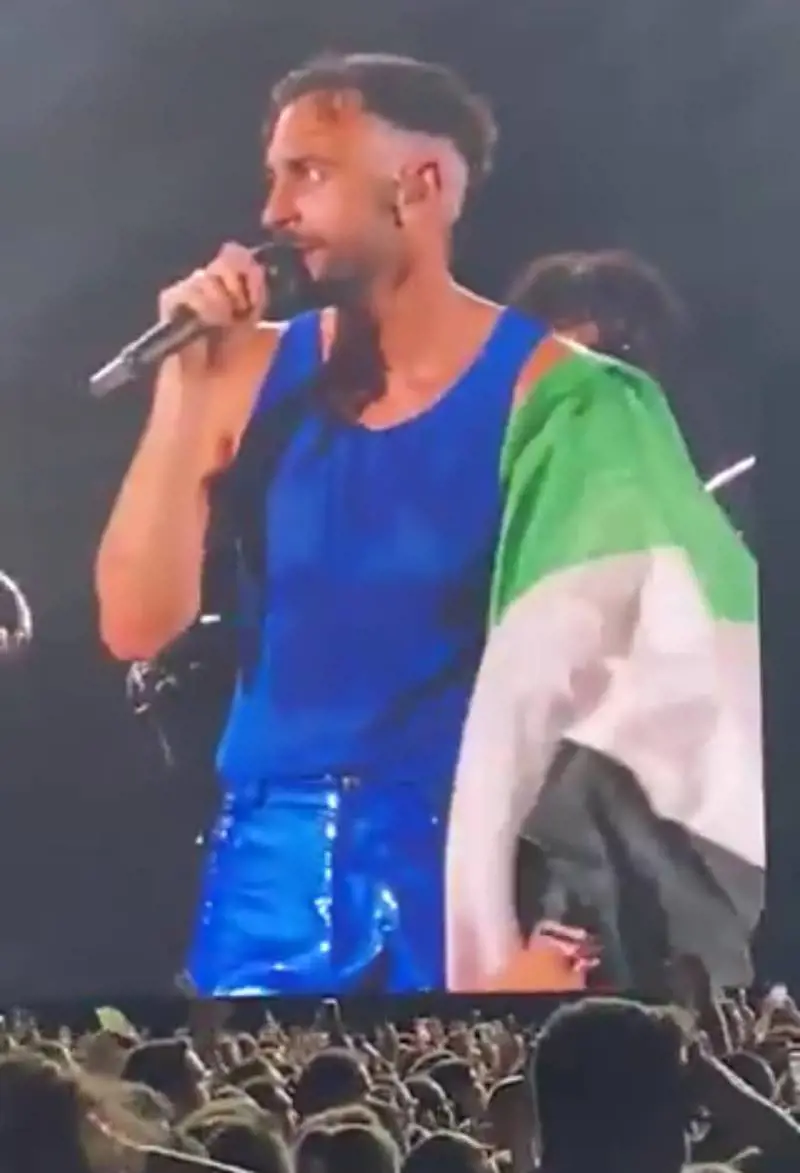 "Teste di c...". Il sermone di Mengoni con la bandiera della Palestina