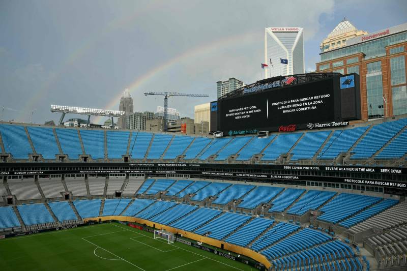 L'arcobaleno dopo lo stop maltempo sullo stadio in cui si è svolta Chelsea-Benfica