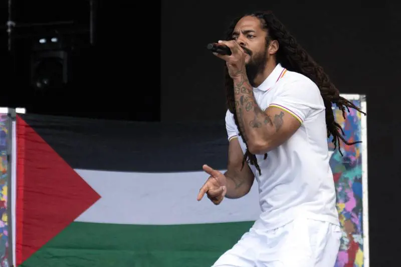 "Morte all'Idf!". Lo slogan odioso del gruppo rock
