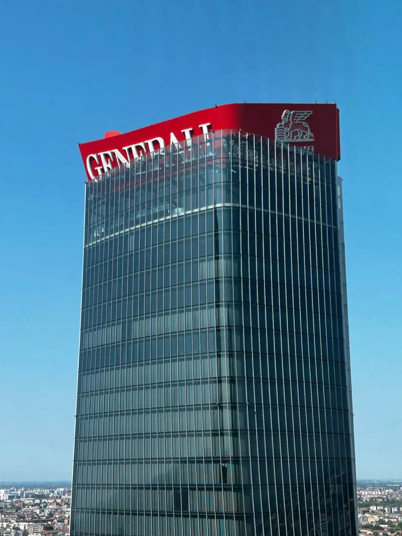 Milano, paura a City Life. Collassa l'insegna sulla Torre Hadid a 192 metri di altezza