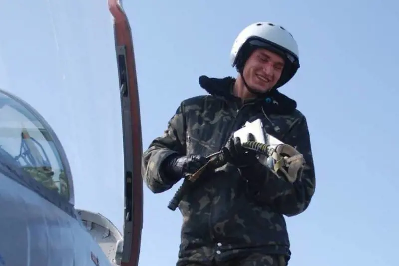 I sette bersagli abbattuti e la manovra per non cadere sulle case: il sacrificio del pilota di F-16