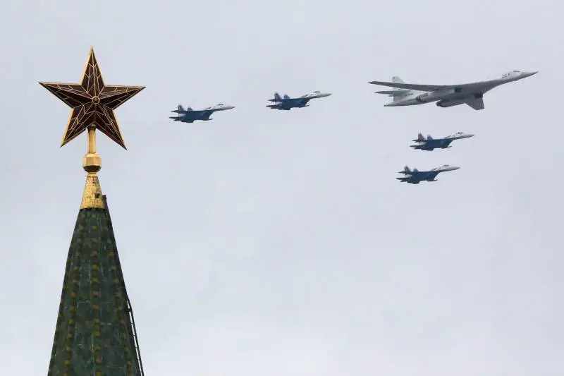 Le foto che svelano il piano di guerra russo: nuovi bombardieri e fabbriche fantasma