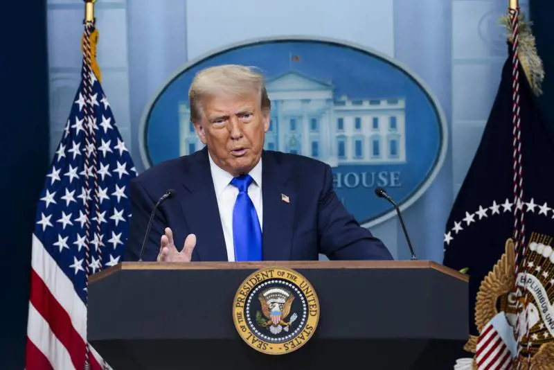 "Con prezzi così, Putin costretto alla tregua". La scommessa di Trump sul petrolio: cosa può succedere