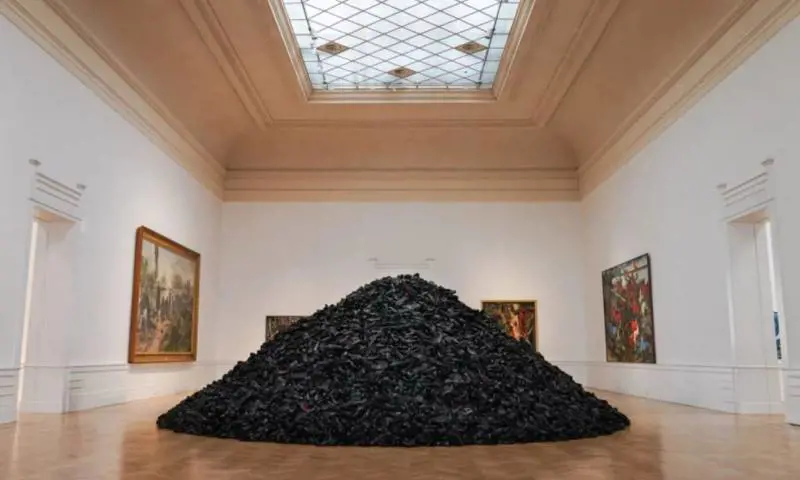 "L'opera d'arte puzza". E dopo la protesta dei sindacati viene rimossa