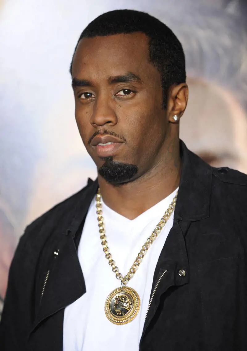 Il rapper Diddy evita l'ergastolo. Esulta in ginocchio: torno a casa