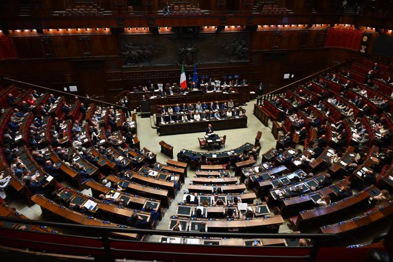 "Stipendi della Camera alti come al Senato". Scontro 5Stelle-Fdi