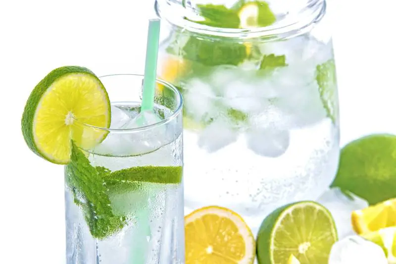 Acqua aromatizzata, sette ricette da fare a casa