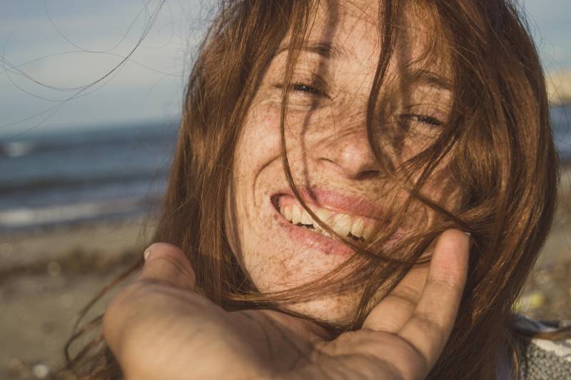 Macchie del sole sul viso a 50 anni. Ecco 5 prodotti per prevenirle