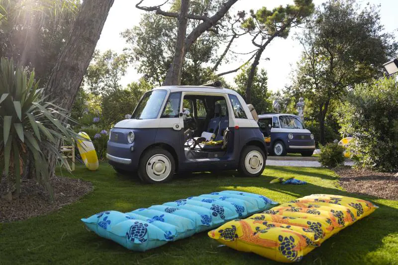 Ecco Topolino Dolcevita, la microcar ora si veste da mare