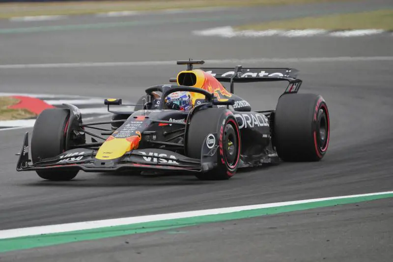 F1, Verstappen beffa le McLaren a Silverstone. Delusione Ferrari: Hamilton e Leclerc 5° e 6°