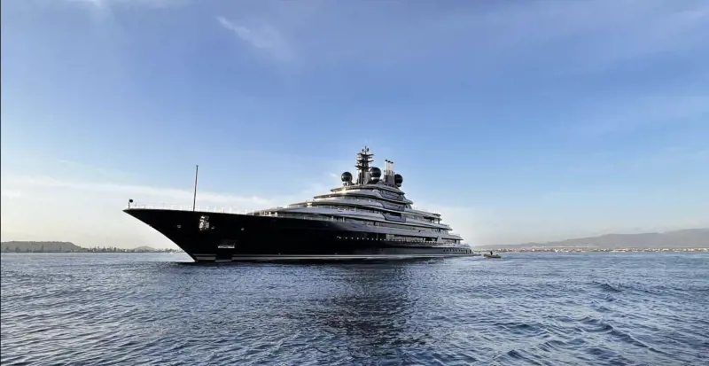 Luminance, il super yacht da 500 milioni di dollari del magnate ucraino in vacanza in Italia