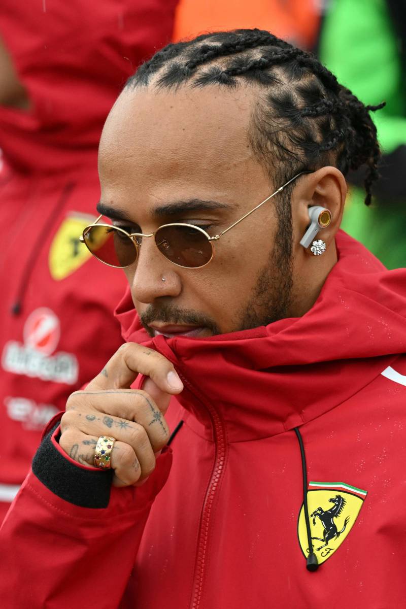 Lewis giù dal podio a casa sua. Ferrari annegata a Silverstone