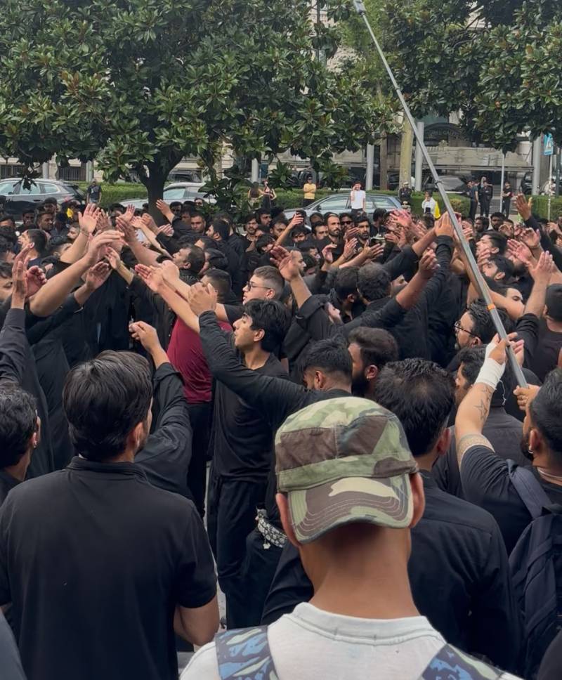 Le donne nel recinto per il corteo per l'Ashura a Milano
