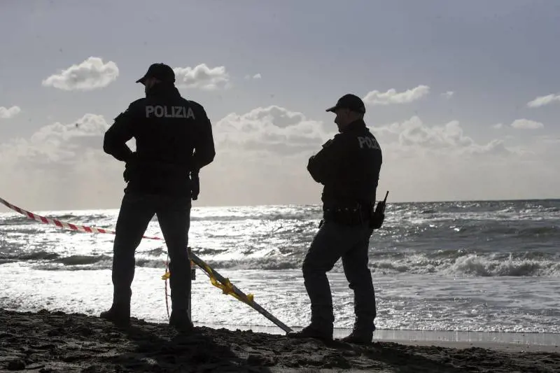 Genova, 25enne stuprata a turno in una tenda da spiaggia. Caccia ai due aggressori nordafricani