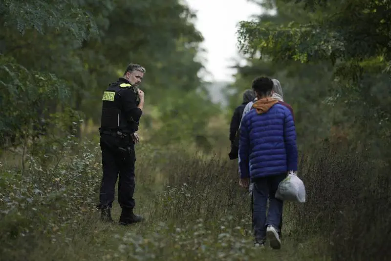 Migranti, la Polonia "blinda" i confini contro i respingimenti tedeschi e militarizza la frontiera lituana