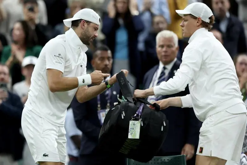Wimbledon, Dimitrov choc: si ritira per un infortunio al pettorale, Sinner avanza ai quarti