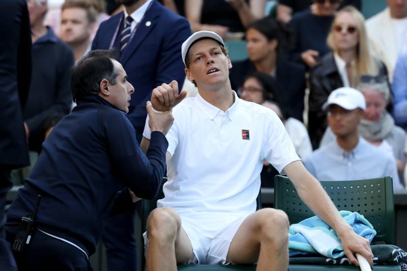 Sinner, senza staff e infortunato a Wimbledon: salta l'allenamento del pomeriggio