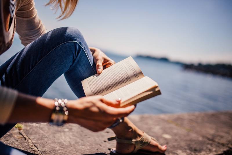 Age gap, fake dating, trope e pov: guida al nuovo dizionario dei giovani lettori