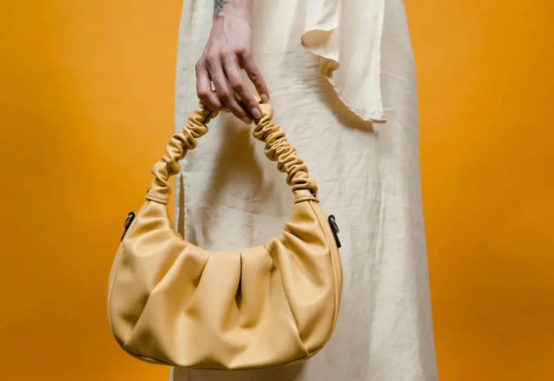 Come indossare i colori dell'estate per un look elegante