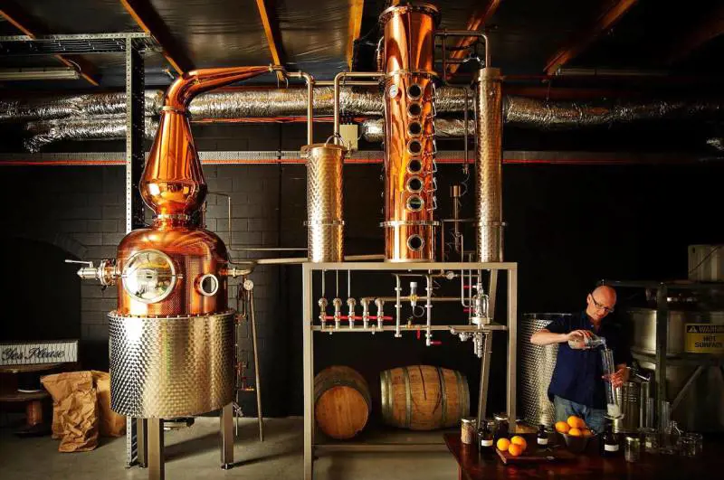 Professione distillatore: arriva il corso per imparare a farlo bene