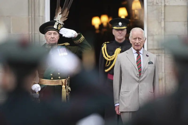 "Non vuole una crisi". Ecco perché Carlo III non abdicherà