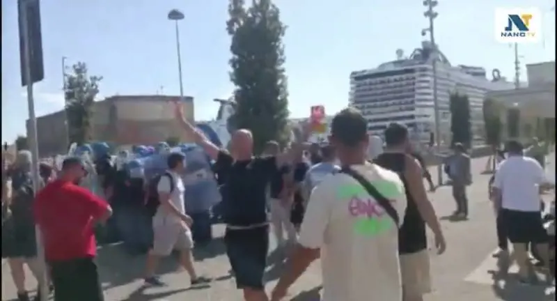 I problemi al click day, pii l'assalto alle forze dell'ordine: cos'è successo a Napoli