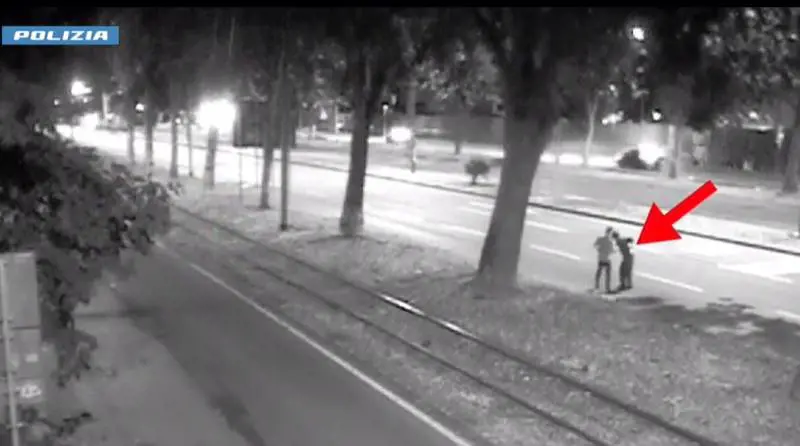 Accoltellato un 32enne di ritorno da un concerto a Milano: fermati due 16enni