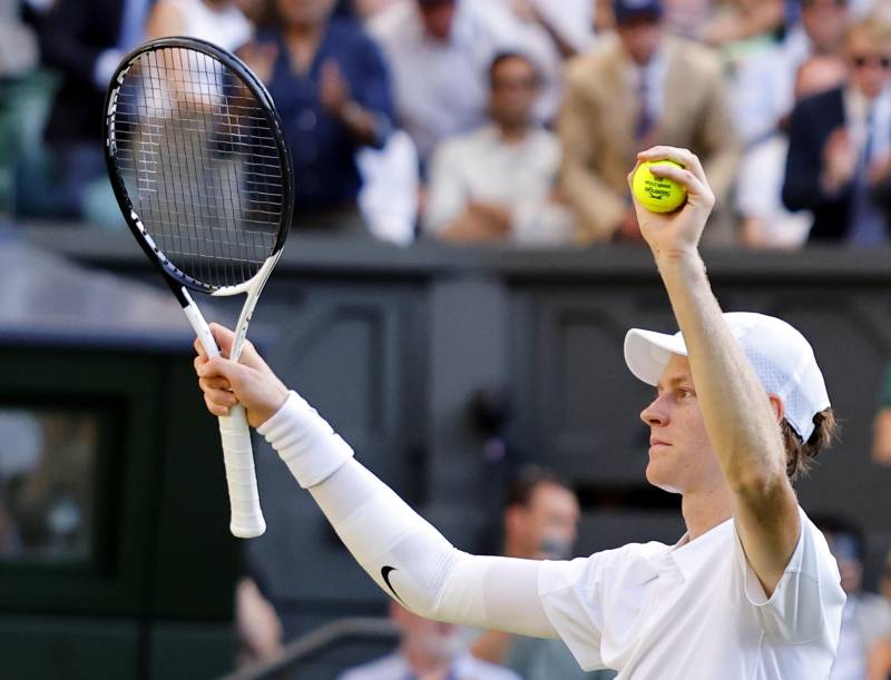 Wimbledon, Sinner domina Djokovic in tre set e vola in finale per la prima volta