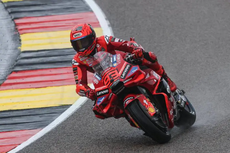 MotoGP, Marc Marquez domina in Germania e conquista la Sprint Race. Delude Bagnaia