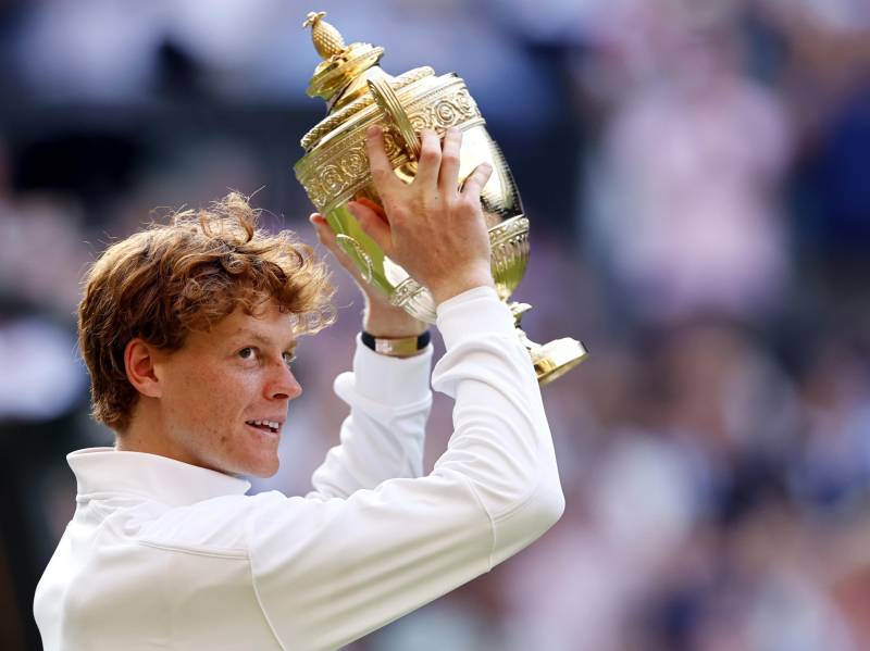 Sinner è il re di Wimbledon: ribaltato Alcaraz in 4 set, primo italiano a vincere sull'erba di Londra