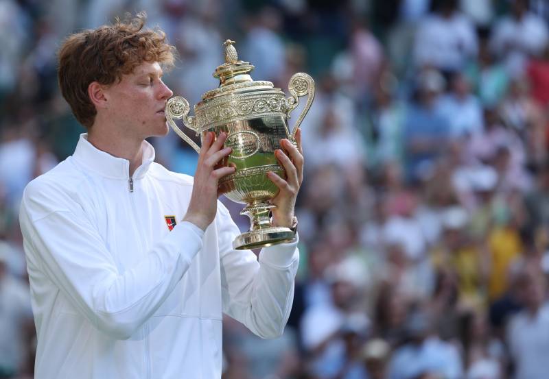 Sinner è il re di Wimbledon: ribaltato Alcaraz in 4 set, primo italiano a vincere sull'erba di Londra