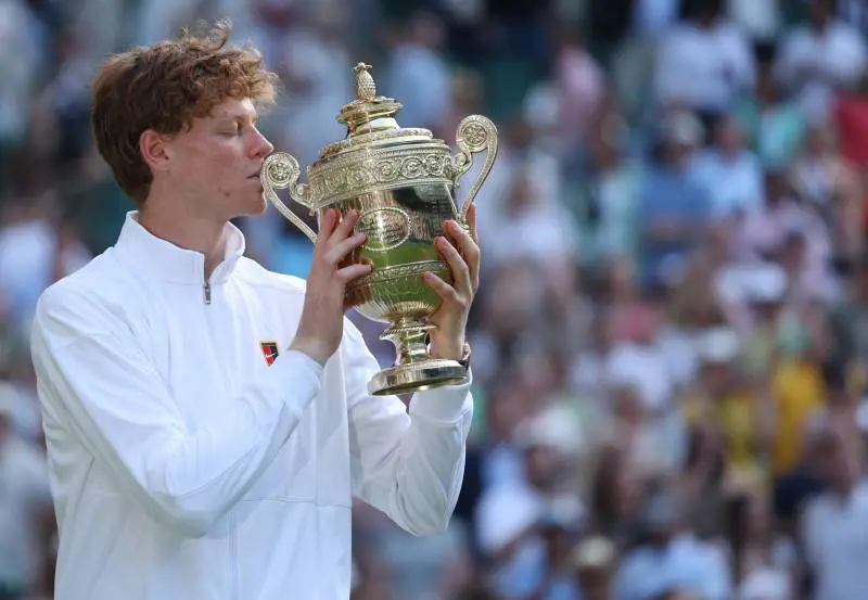Sinner è il re di Wimbledon: ribaltato Alcaraz in 4 set, primo italiano a vincere sull'erba di Londra