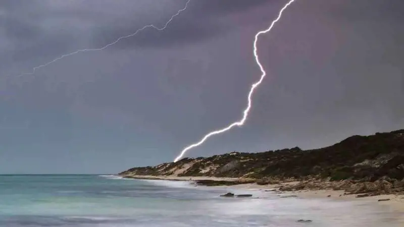 Fiumicino, disagi per il maltempo. Una frana isola ancora Cortina