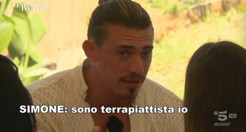 Il "terrapiattista" di Temptation Island con i dubbi sui dinosauri e gli astronauti sulla Luna